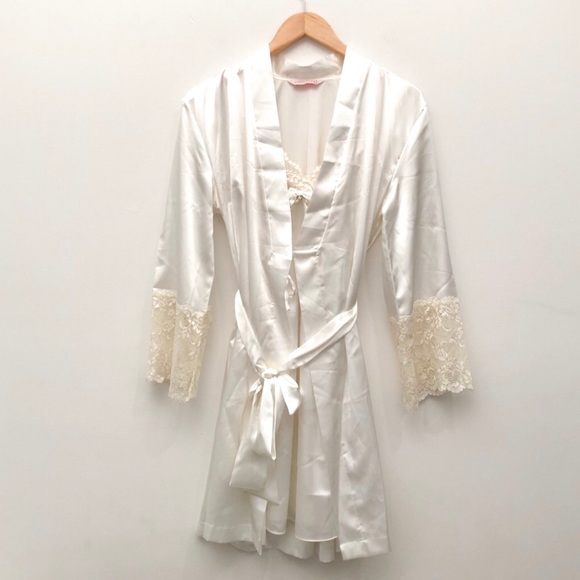 Magic Form Other - Nightgown & Robe Set in Lace & Satin NWOT S